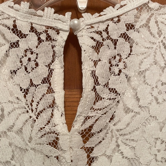You don’t want to miss this one! Beautiful white lace sleeveless top. - Picture 3 of 4
